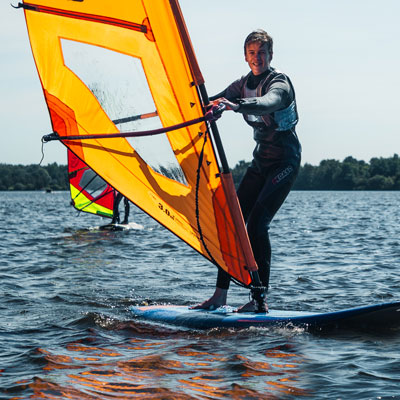 Jongere windsurfer lachend dichtbij thumbnail